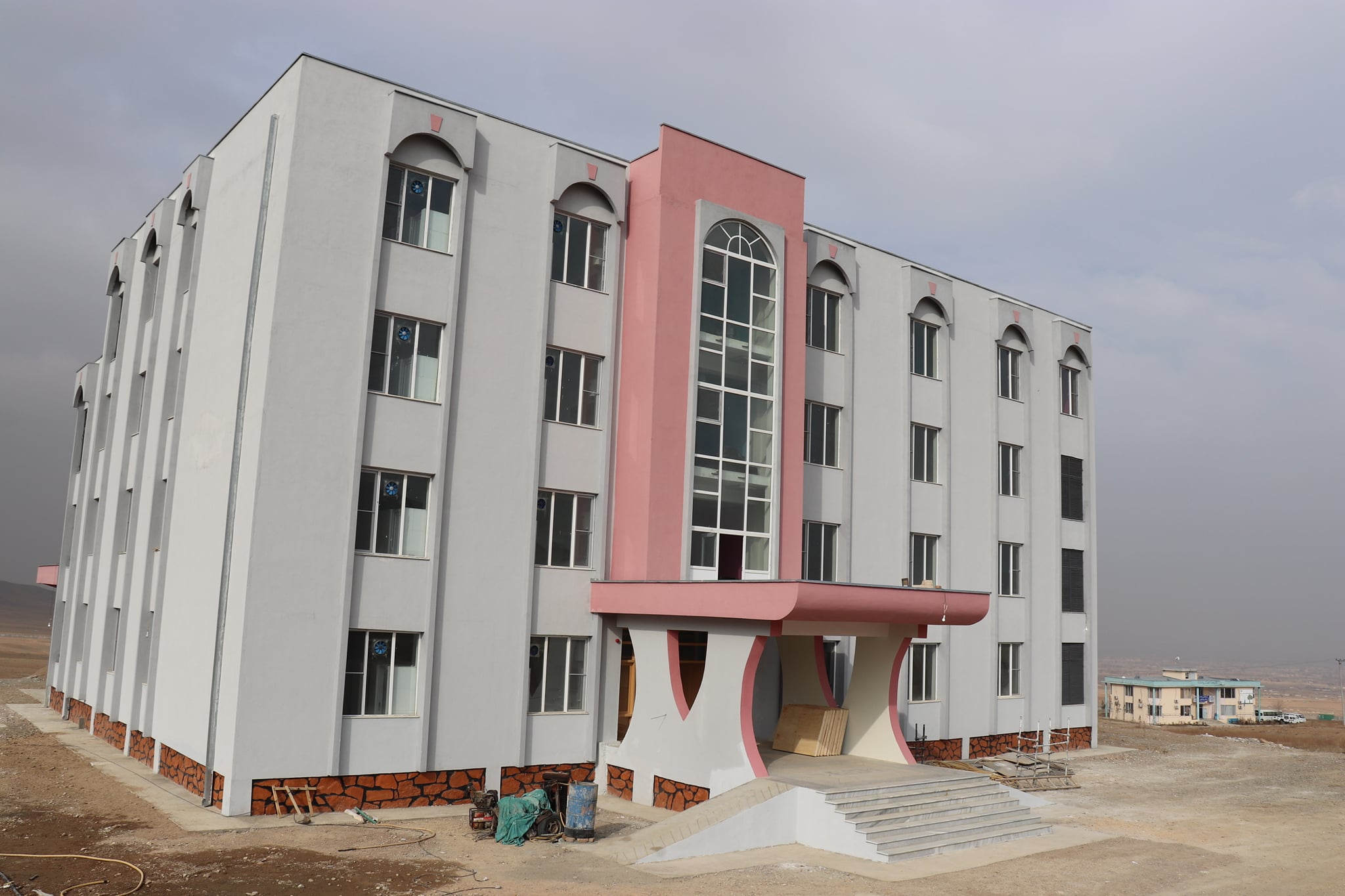   څلور پوړیزه ودانۍ